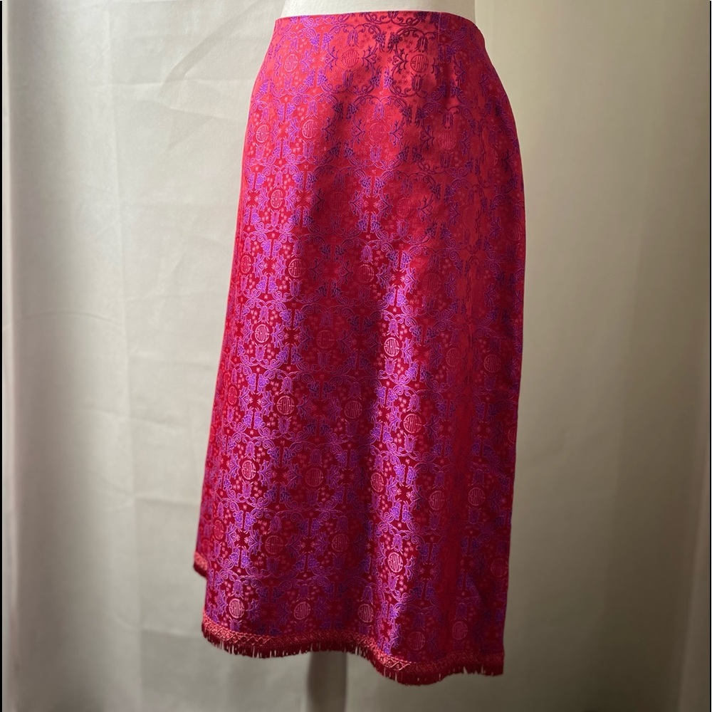 CONSPICUOUS knee length skirt.